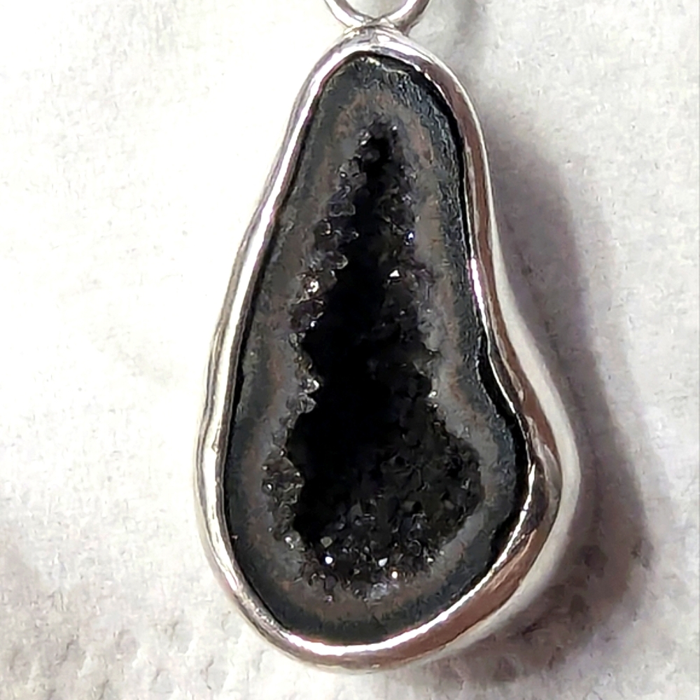 DRUZY AGATE Geode pendant encased in .925 Sterling Silver with 2 silver chains - Picture 2 of 10